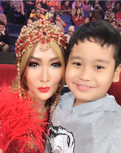 Ajak buah hati ke lokasi syuting, ini 7 bukti Inul telaten momong anak