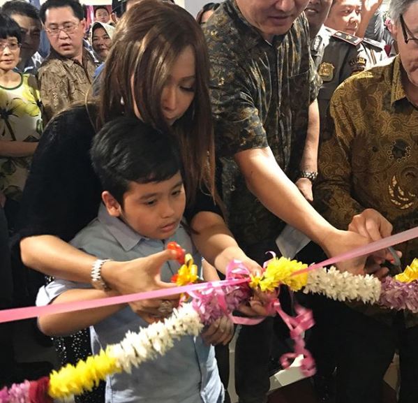 Ajak buah hati ke lokasi syuting, ini 7 bukti Inul telaten momong anak