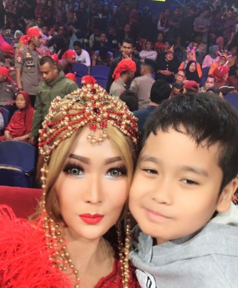 Ajak buah hati ke lokasi syuting, ini 7 bukti Inul telaten momong anak