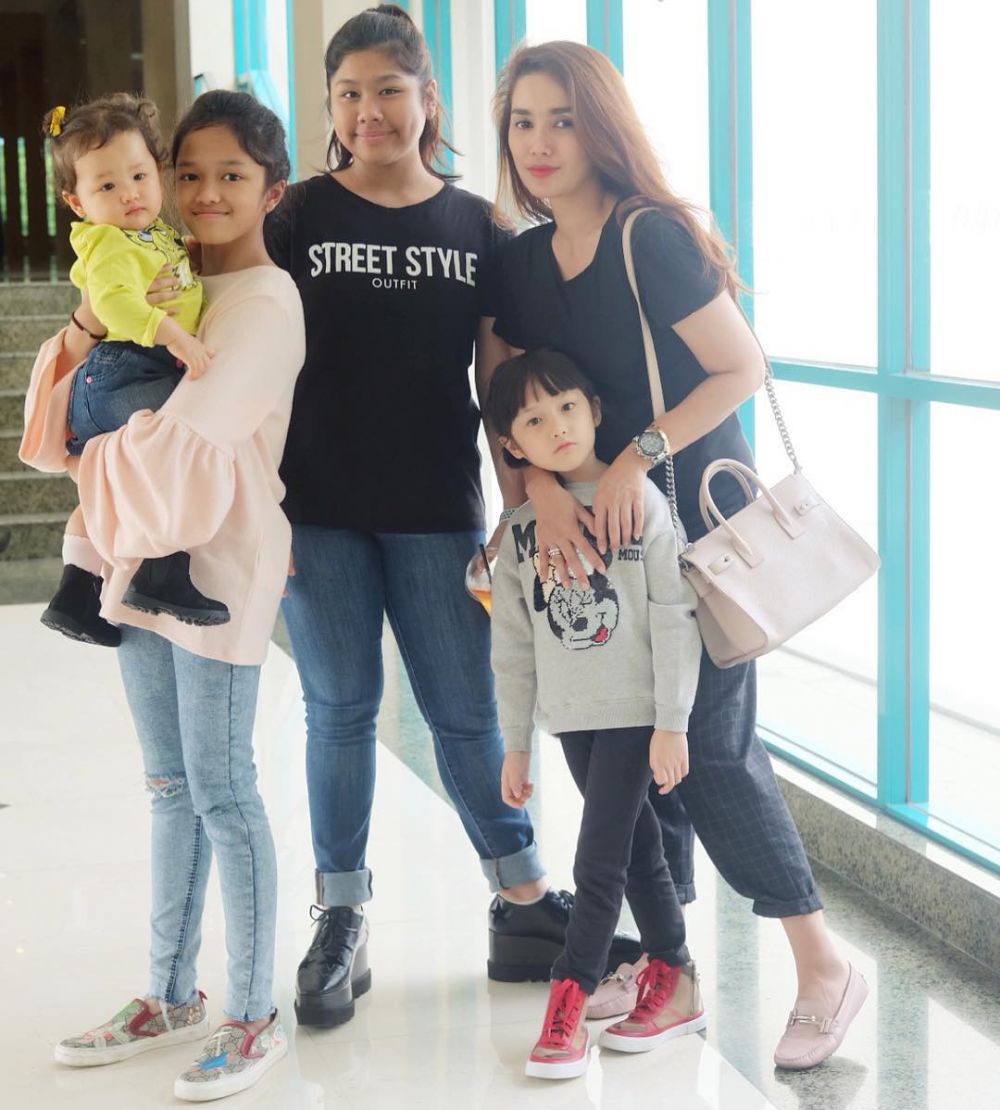 Begini 10 kekompakan Ussy Sulistyawati dan 2 anaknya yang mulai remaja