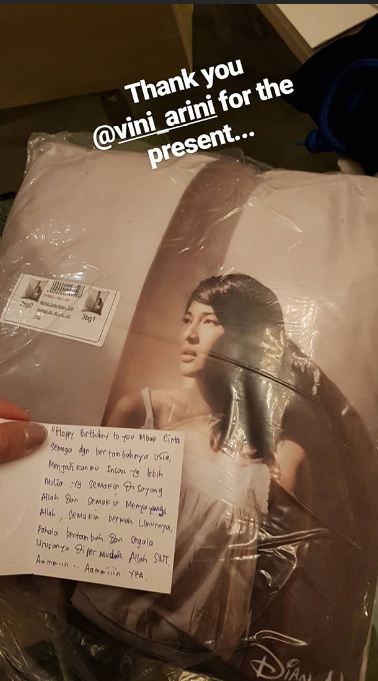 Ulang tahun ke-36, ini potret 9 kado yang diterima Dian Sastro