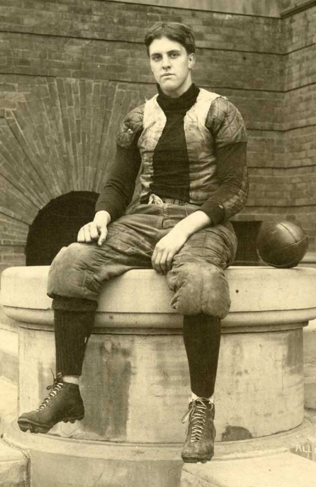 12 Potret ganteng pemain rugbi era 1920, kostumnya kayak jubah perang
