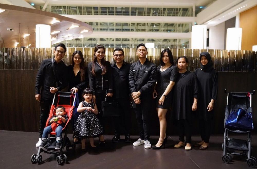 7 Momen ulang tahun Anang Hermansyah di Singapura, kompak serba hitam
