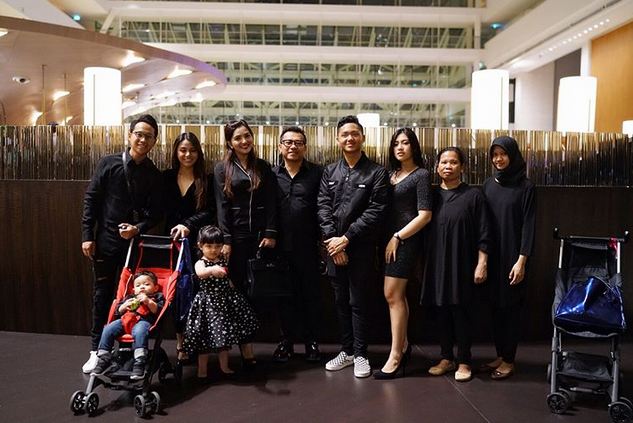 7 Momen ulang tahun Anang Hermansyah di Singapura, kompak serba hitam