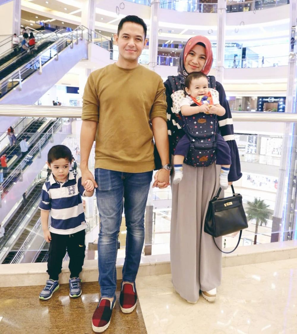 Adu gaya 7 keluarga seleb saat hangout ke mal, siapa paling kece?