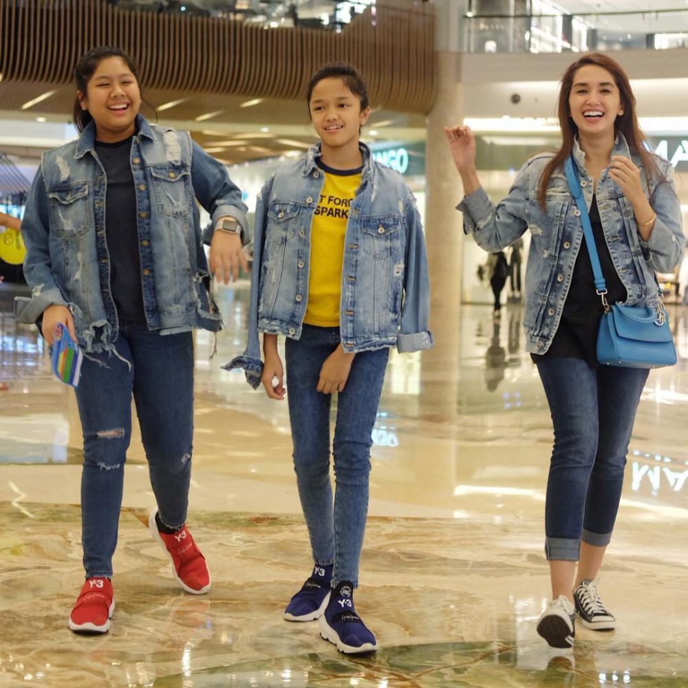 Adu gaya 7 keluarga seleb saat hangout ke mal, siapa paling kece?
