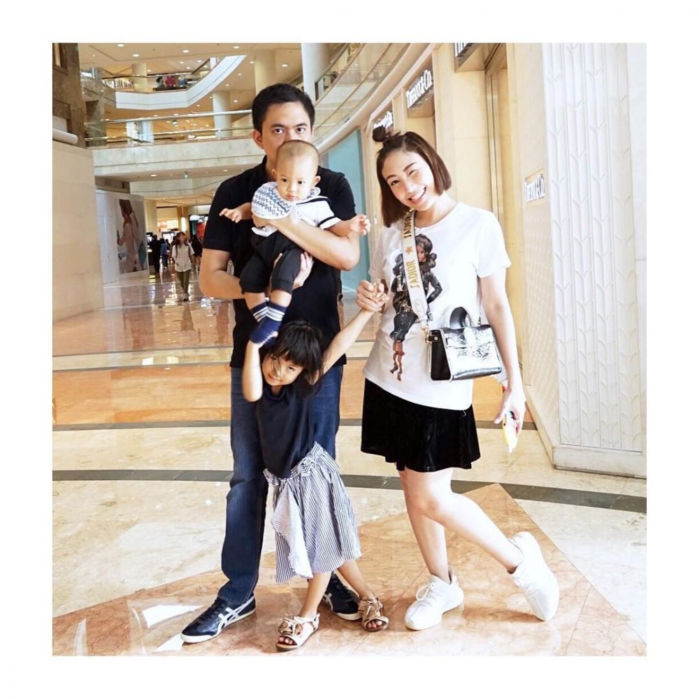 Adu gaya 7 keluarga seleb saat hangout ke mal, siapa paling kece?