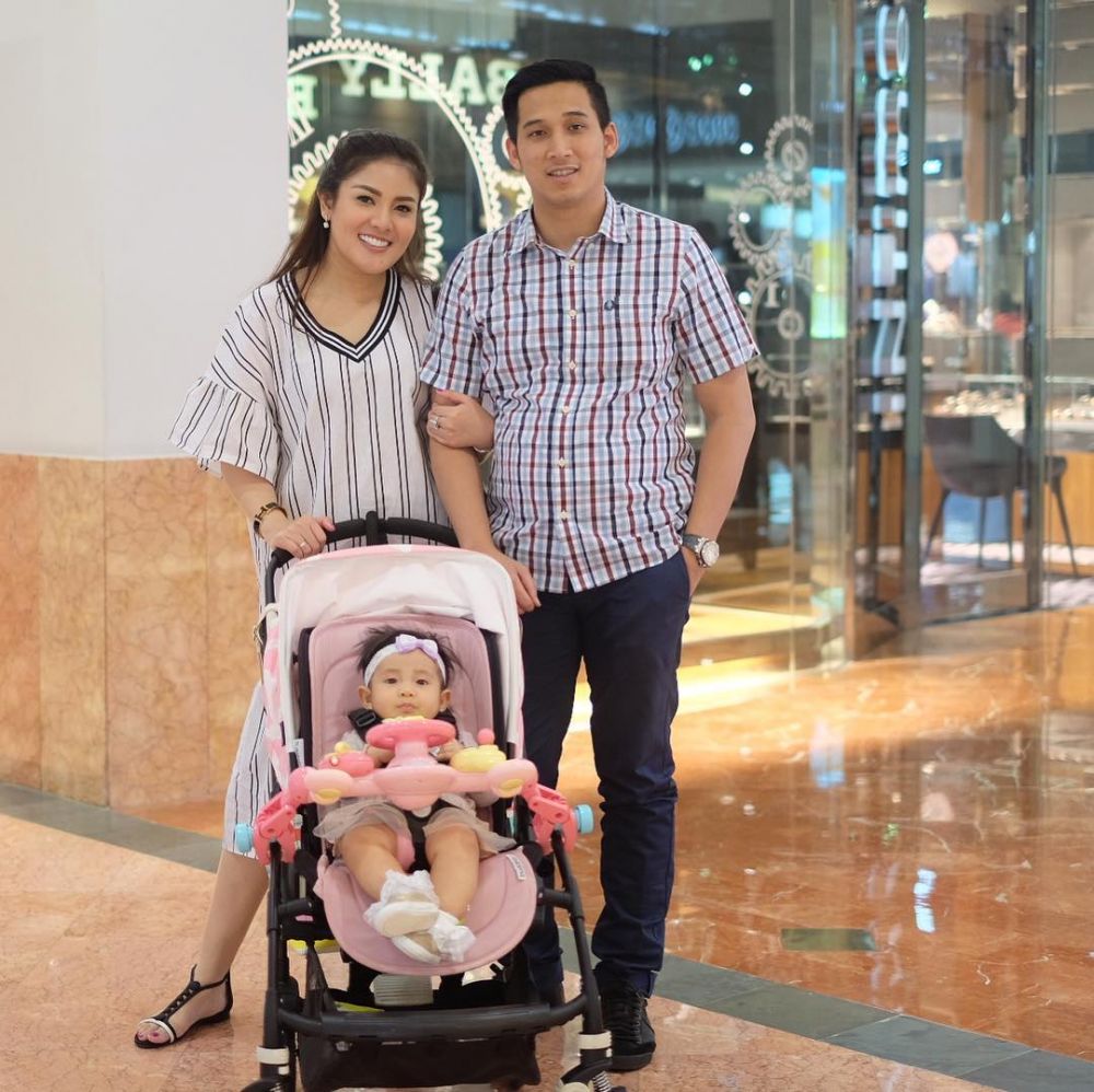 Adu gaya 7 keluarga seleb saat hangout ke mal, siapa paling kece?