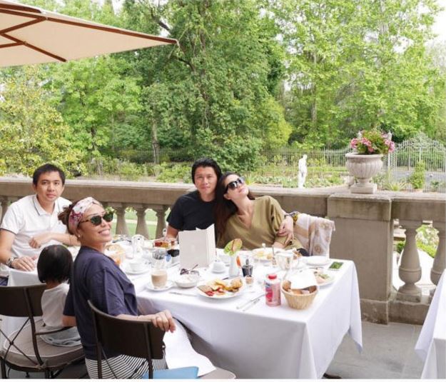 6 Pasangan seleb ini ketahuan lakukan double date, adu romantis nih