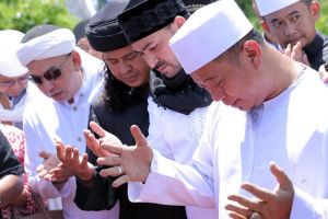 Dihadiri banyak ustaz, ini 7 suasana duka pemakaman istri kedua Opick
