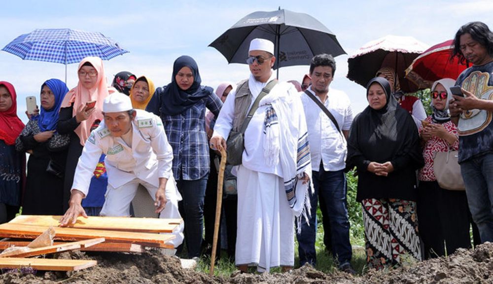 Dihadiri banyak ustaz, ini 7 suasana duka pemakaman istri kedua Opick