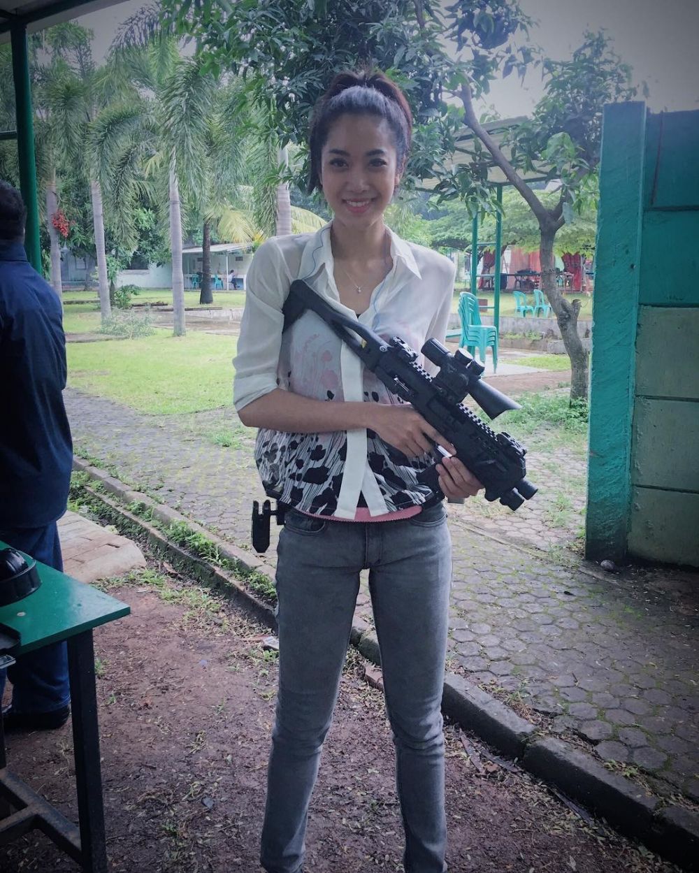 10 Gaya Widy Vierratale  saat olahraga tembak ini bikin cowok keder