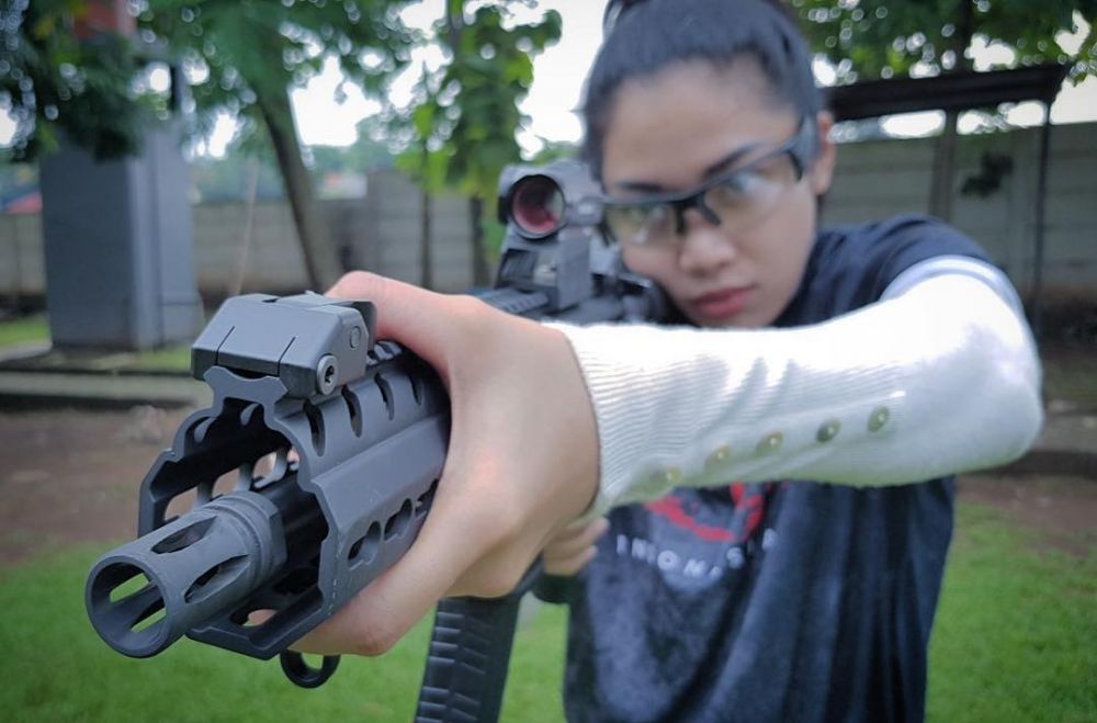 10 Gaya Widy Vierratale  saat olahraga tembak ini bikin cowok keder