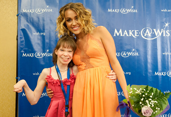 Momen haru 10 selebriti dunia mengabulkan mimpi fansnya, bikin terharu