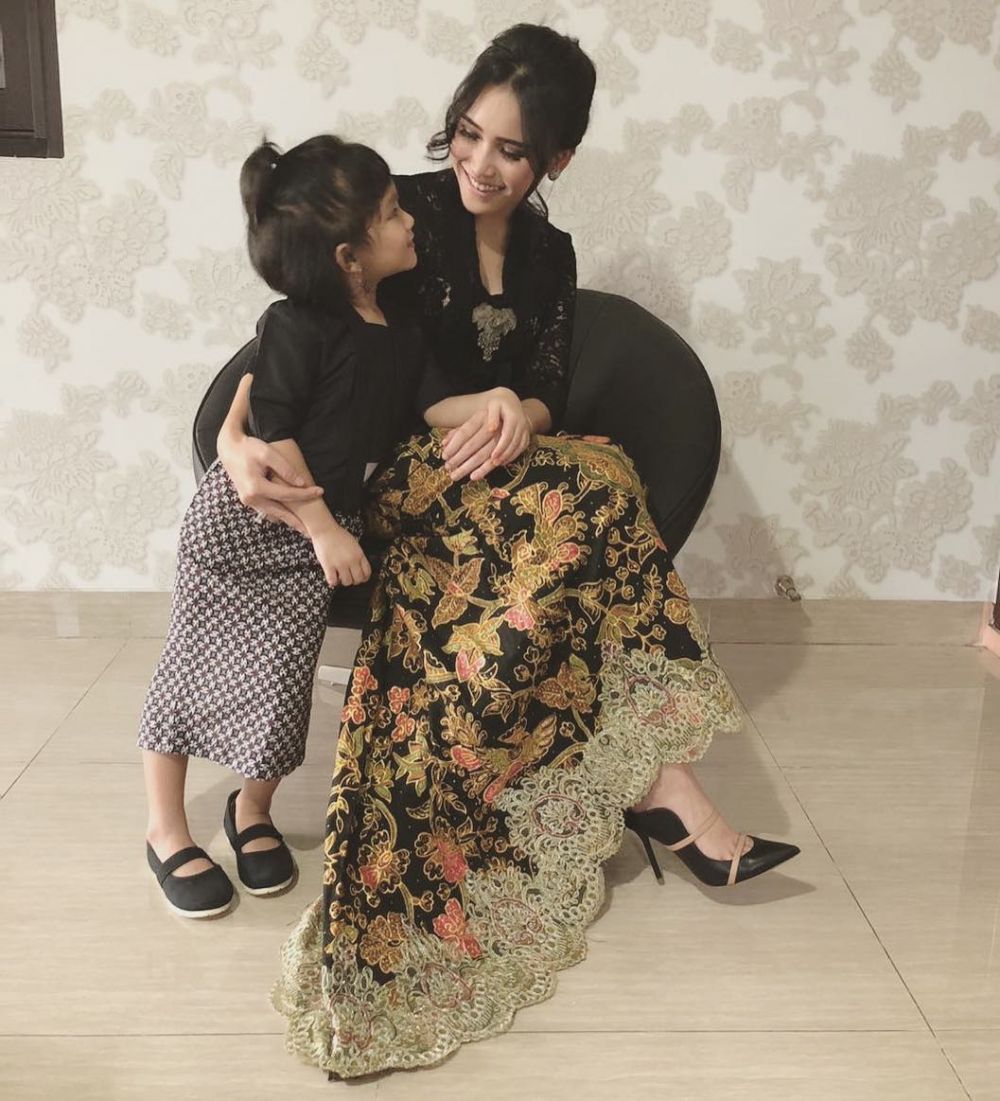 Jadi single parent, ini gaya pemotretan 9 seleb dengan sang buah hati