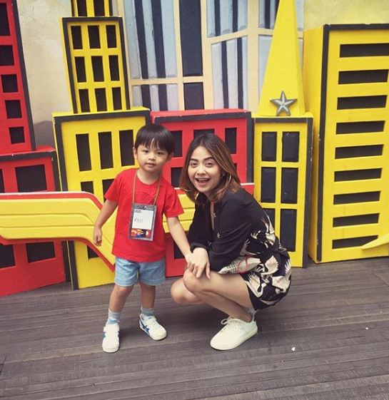 Jadi single parent, ini 10 bukti Tiwi eks T2 telaten asuh anaknya