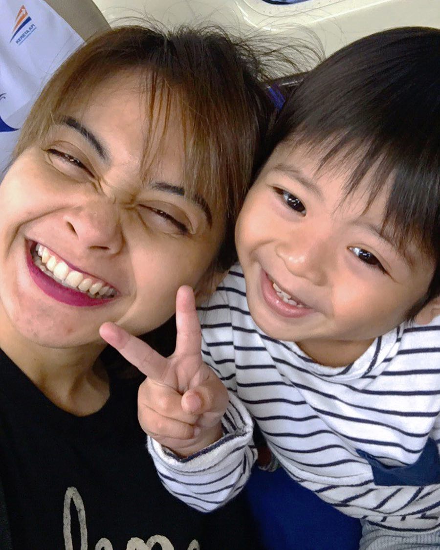 Jadi single parent, ini 10 bukti Tiwi eks T2 telaten asuh anaknya