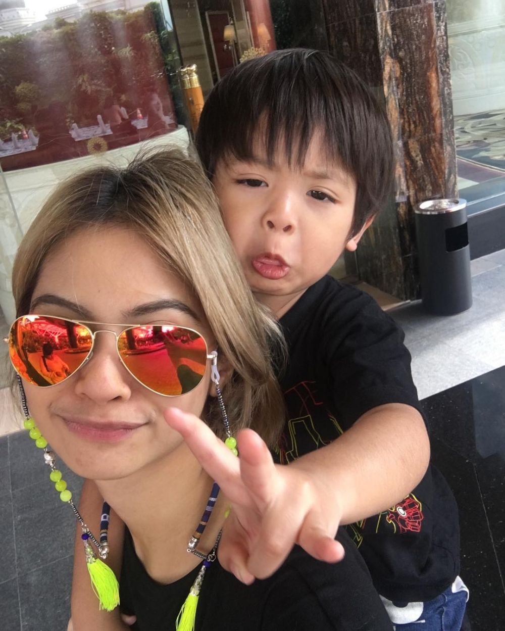 Jadi single parent, ini 10 bukti Tiwi eks T2 telaten asuh anaknya