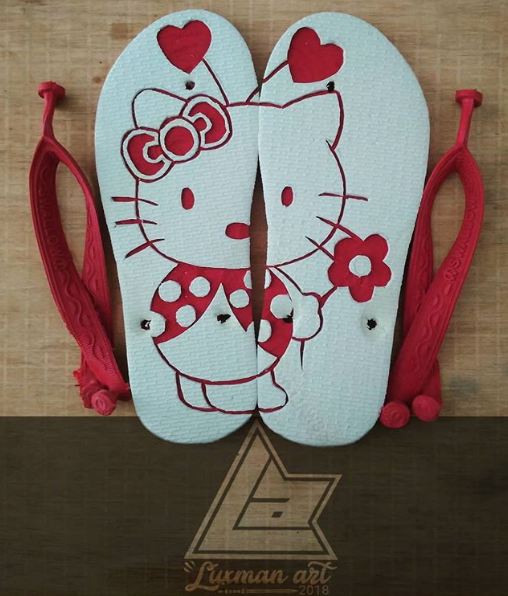 10 Ukiran tokoh di sandal jepit karya lulusan SMP ini bikin salut