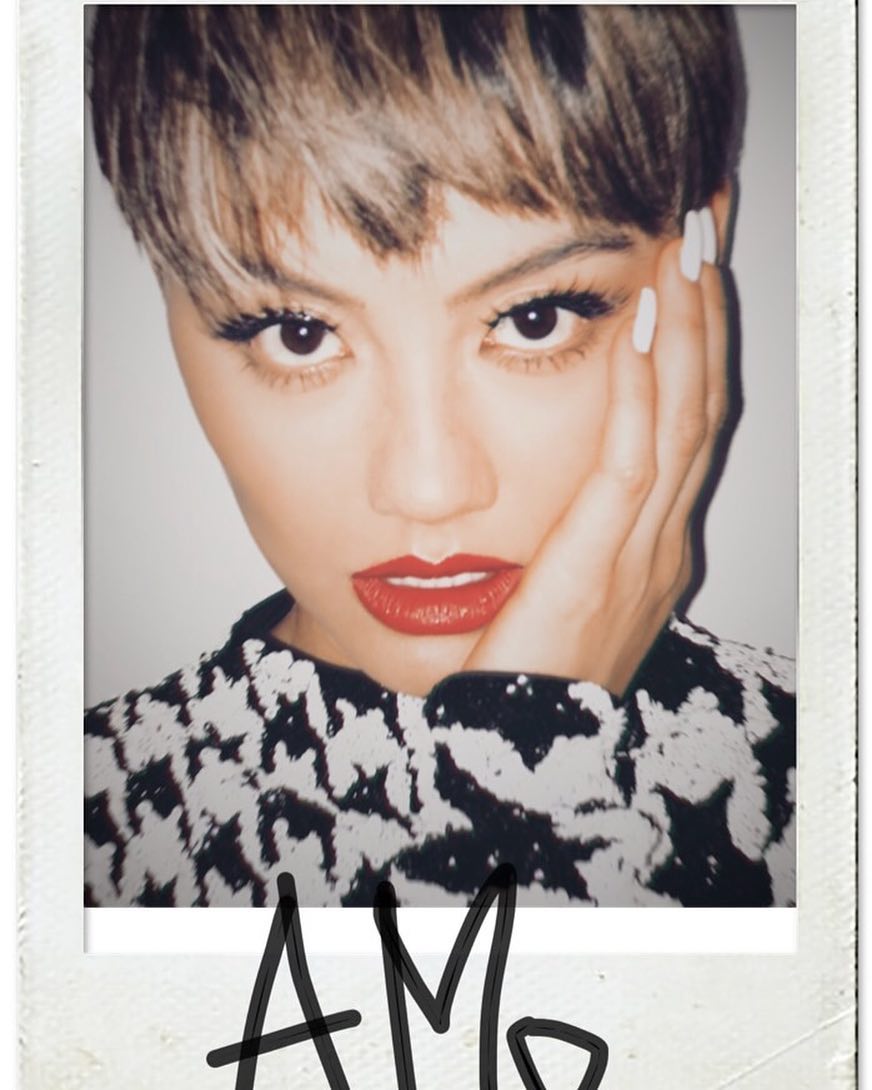 7 Gaya terbaru Agnez Mo berambut super pendek, makin keren