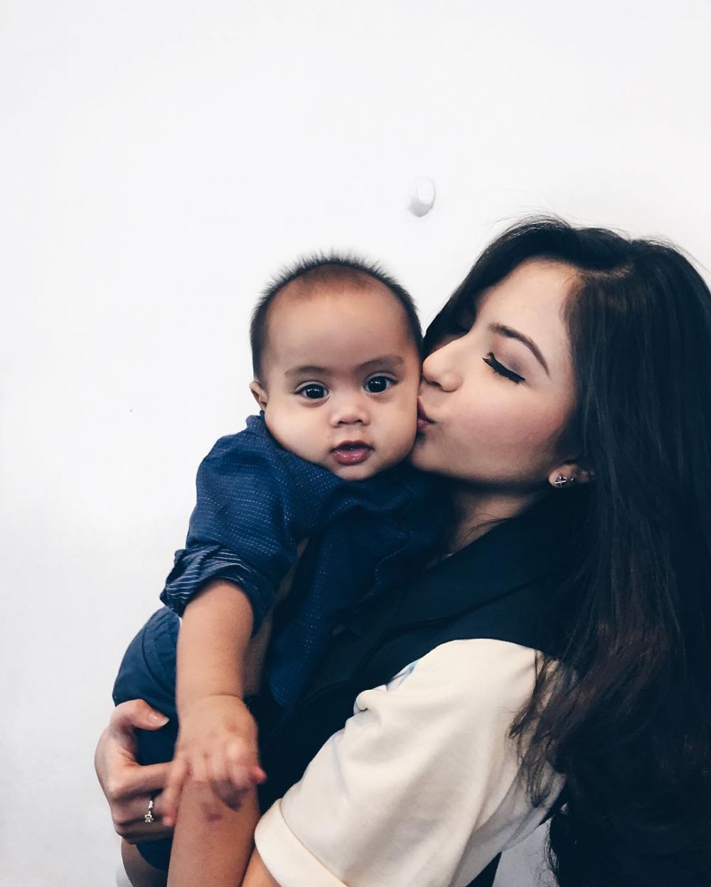 Belum menikah, 10 seleb cantik ini sudah cocok banget gendong bayi