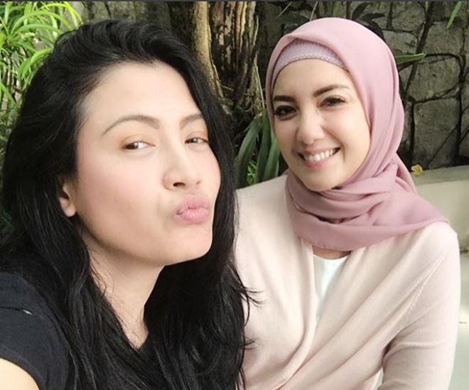 7 Penampilan terbaru Tia Ivanka dengan hijab, senyumnya bikin teduh