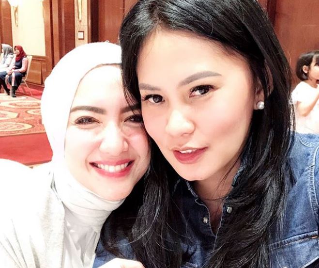 7 Penampilan terbaru Tia Ivanka dengan hijab, senyumnya bikin teduh