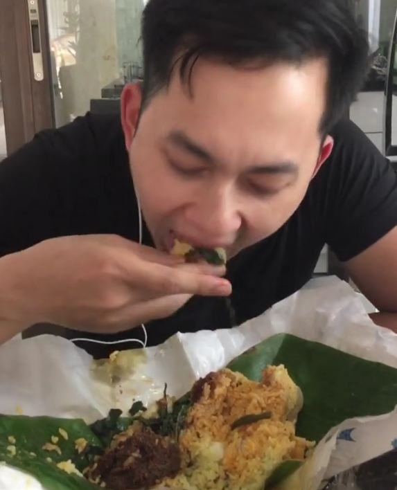 10 Gaya makan Kiki Farrel, dari nasi bungkus hingga warung kaki lima