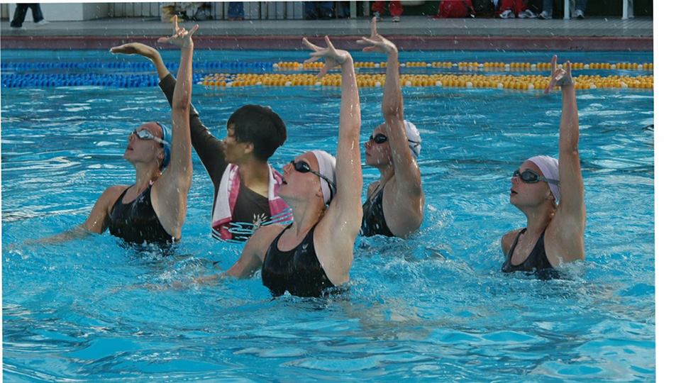 Pria ini minta fotonya dieditin, 15 hasilnya bikin mules nahan tawa