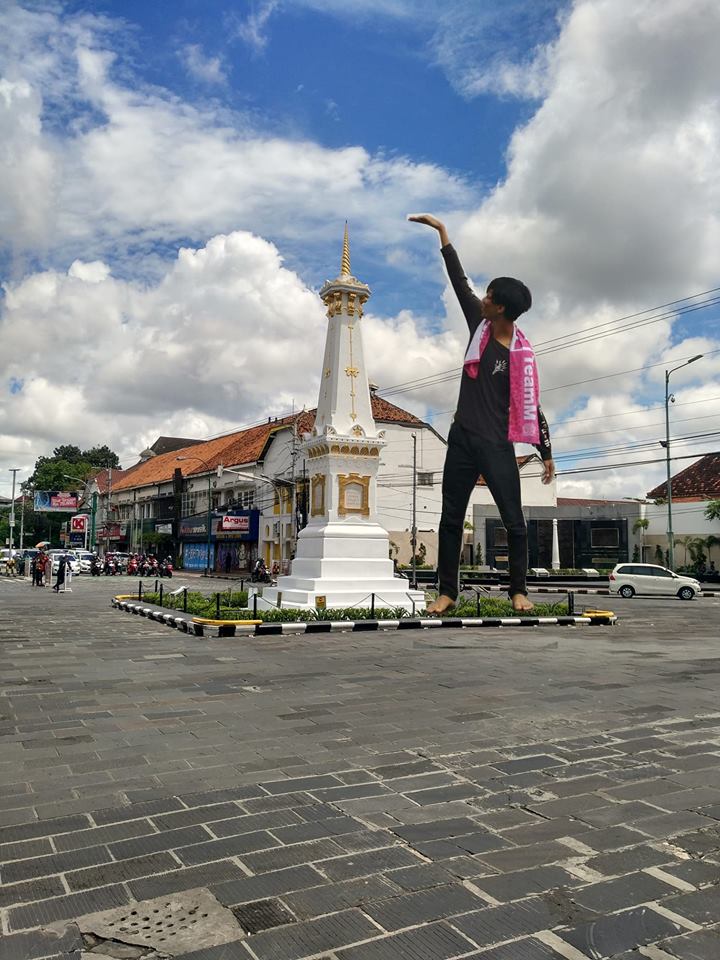 Pria ini minta fotonya dieditin, 15 hasilnya bikin mules nahan tawa