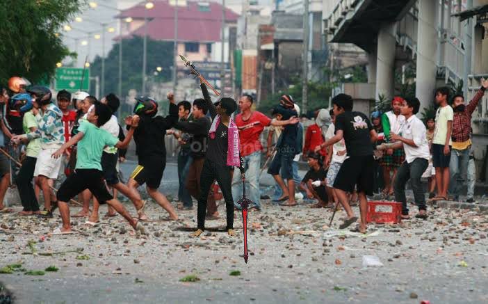 Pria ini minta fotonya dieditin, 15 hasilnya bikin mules nahan tawa