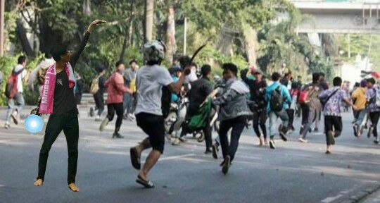 Pria ini minta fotonya dieditin, 15 hasilnya bikin mules nahan tawa