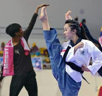 Pria ini minta fotonya dieditin, 15 hasilnya bikin mules nahan tawa