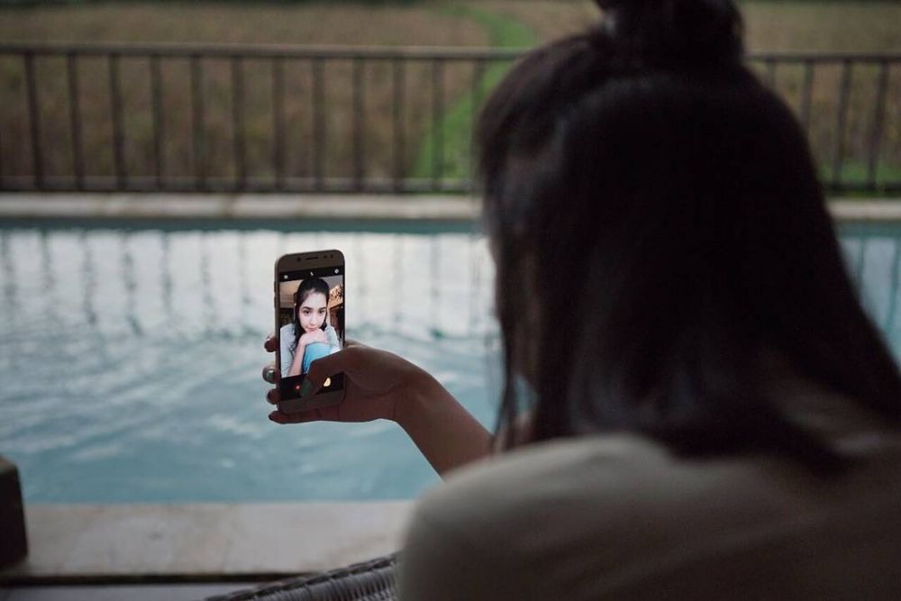 Tak hanya selfie, ini 7 ide live vlogging si cantik Mikha Tambayong