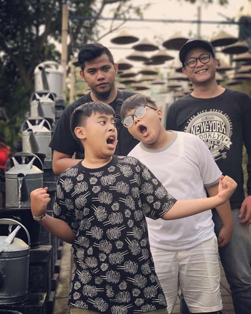 10 Gaya kocak anak kembar Komeng, warisi bakat ngelawak ayahnya nih