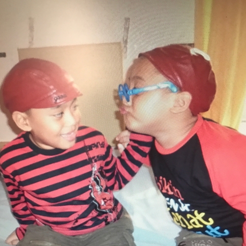 10 Gaya kocak anak kembar Komeng, warisi bakat ngelawak ayahnya nih