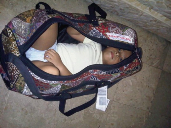 10 Gaya kocak anak kembar Komeng, warisi bakat ngelawak ayahnya nih