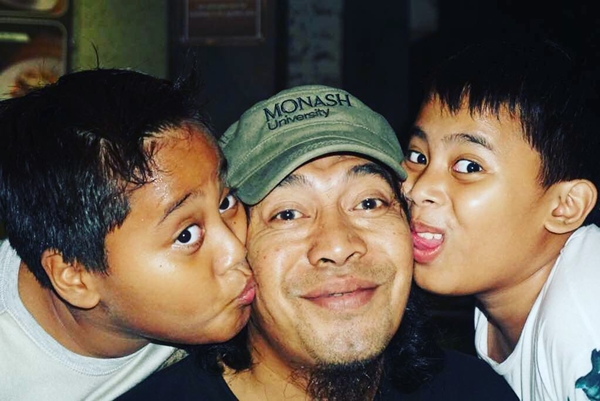 10 Gaya kocak anak kembar Komeng, warisi bakat ngelawak ayahnya nih