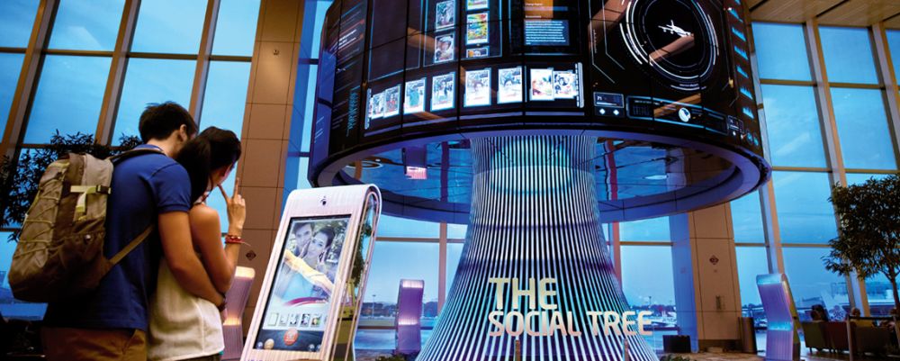 4 Momen manis traveler di Bandara Changi, lamar pacar pakai cara unik