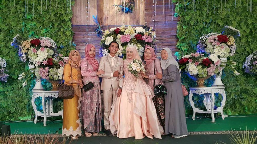 Viral undangan pernikahan Anies & Jokowi, begini cerita mempelainya