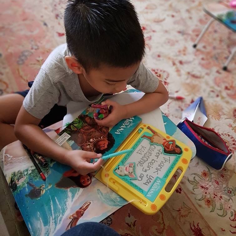 Momen saat 7 seleb mama muda menemani anaknya belajar, telaten banget