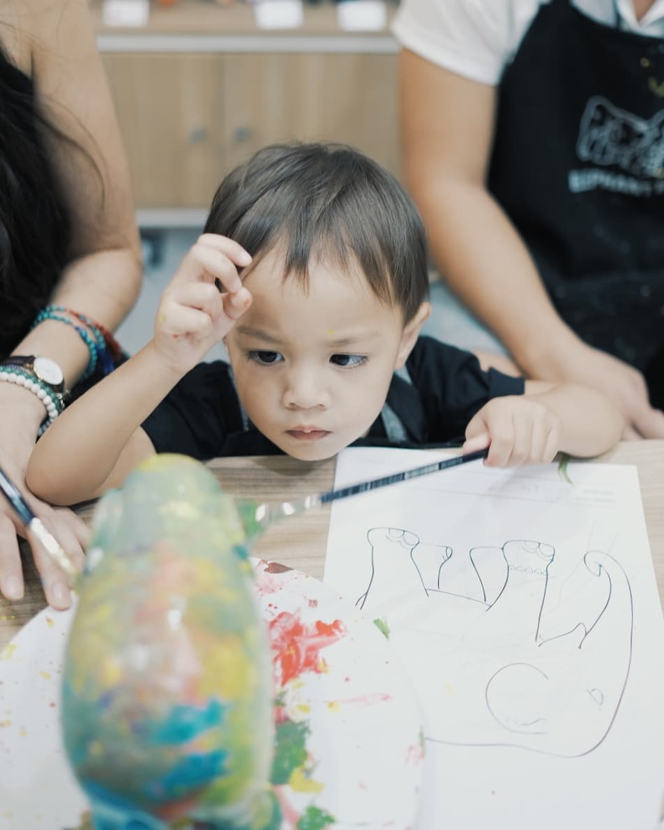 Momen saat 7 seleb mama muda menemani anaknya belajar, telaten banget