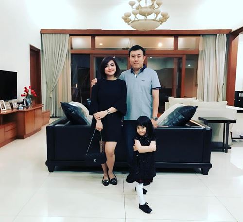 Tak lagi tampil seksi, ini 10 momen Wiwid Gunawan & keluarga kecilnya