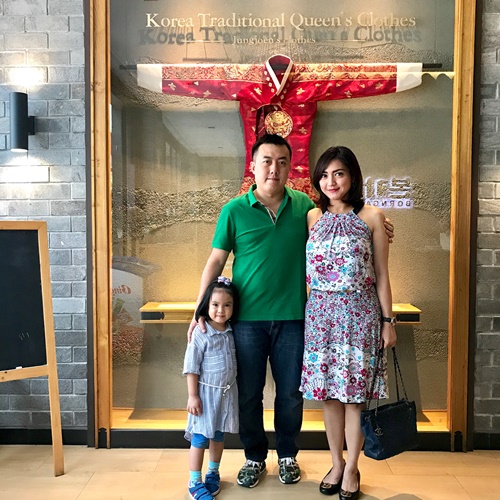 Tak lagi tampil seksi, ini 10 momen Wiwid Gunawan & keluarga kecilnya