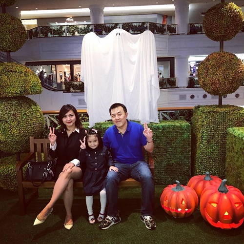 Tak lagi tampil seksi, ini 10 momen Wiwid Gunawan & keluarga kecilnya