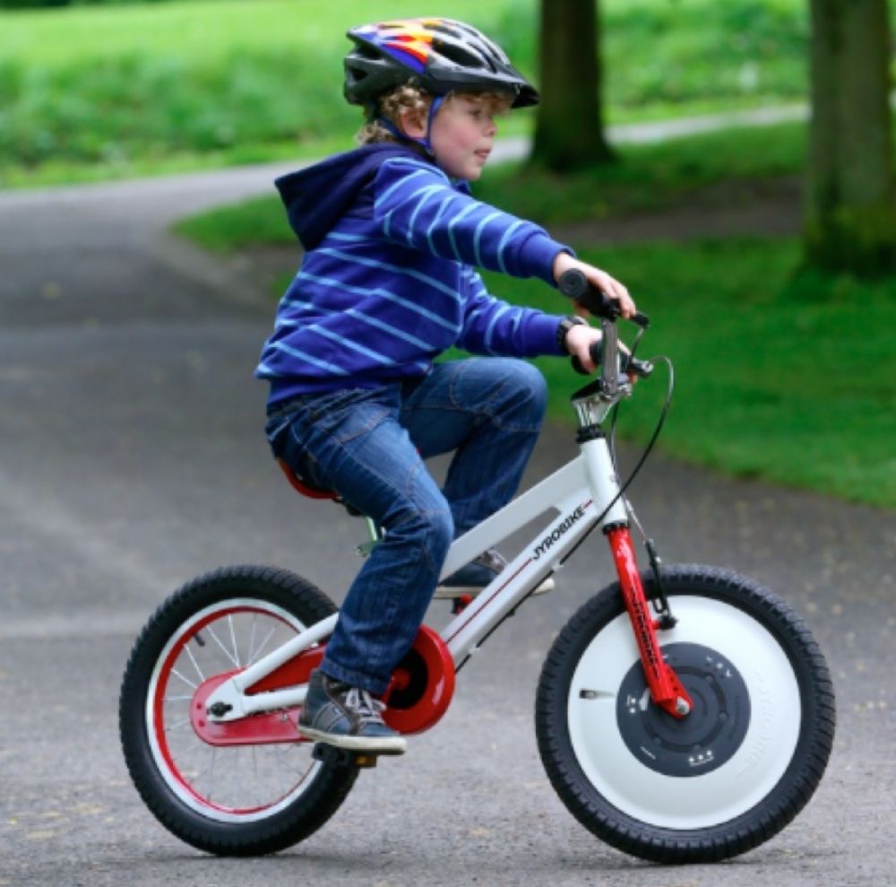 The children ride bikes. Велосипед детский. Мальчик на велосипеде. Велосипед детский двухколесный. Маленький велосипед для ребенка.