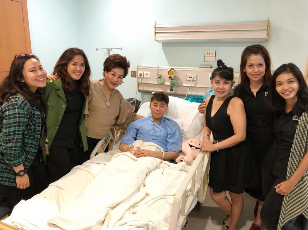 Muntah darah saat syuting, ini 7 potret Roy Kiyoshi terbaring di RS