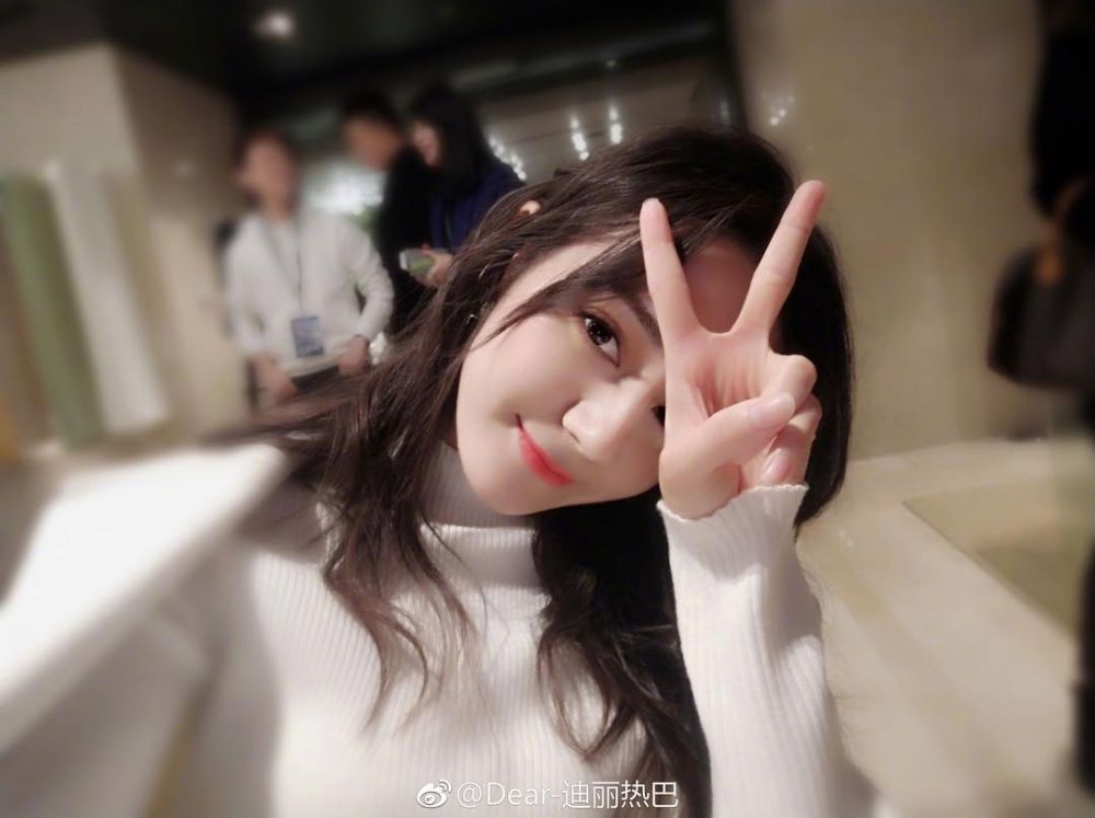 10 Foto cantiknya Dilraba Dilmurat, bikin Alexandre Pato klepek-klepek