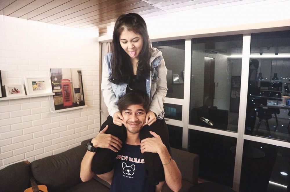 Makin mesra, pose gendong 8 pasangan seleb ini bikin jomblo patah hati