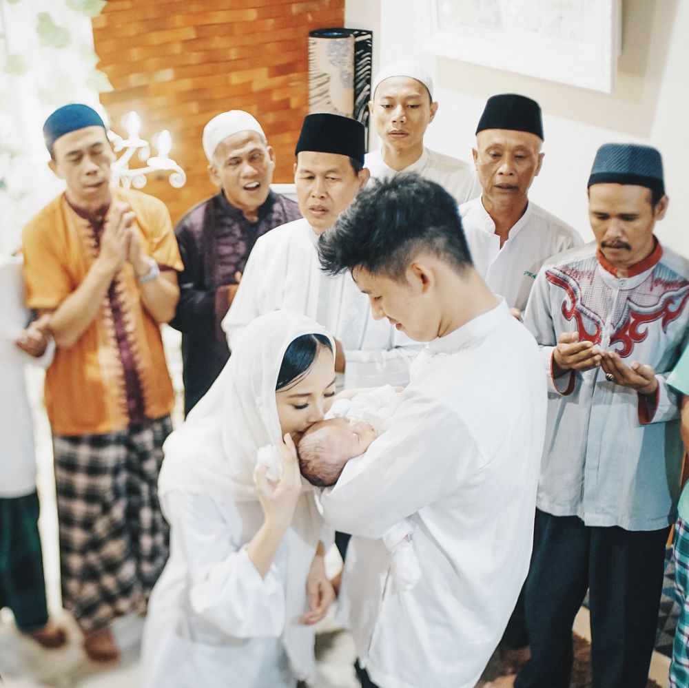 8 Momen akikah anak Jevin Julian dan Rinni Wulandari, serba putih
